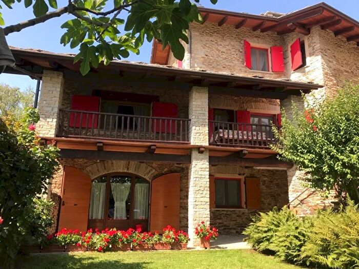 Casa con 11 locali in vendita in Borgata Grangia, Roccabruna