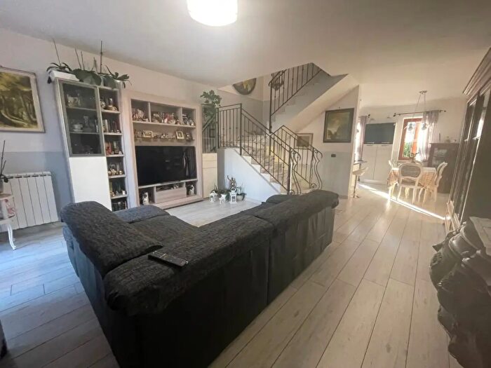 Casa con 7 locali in vendita in Carrara