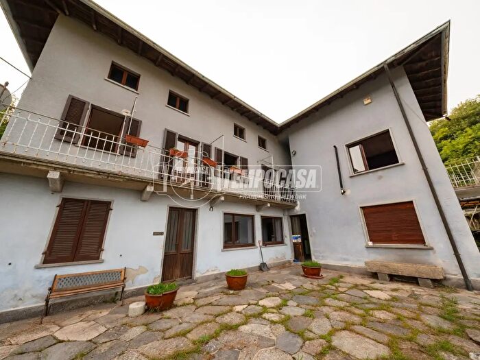 Appartamento con 10 locali in vendita in Via alla Parrocchia Ghevio, Meina