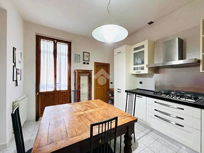 Casa con 5 locali in vendita in Via Benaco, Prato