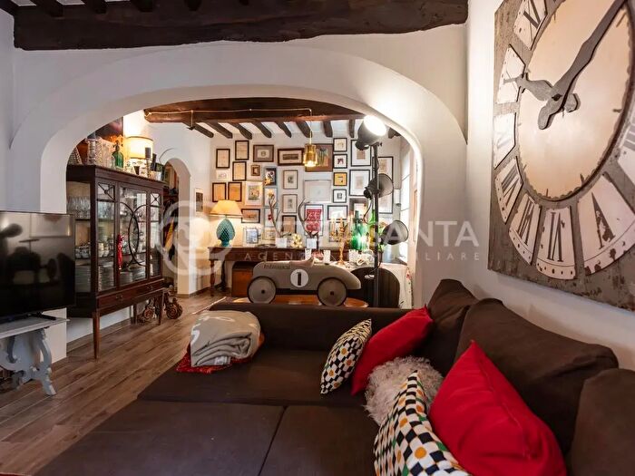 Casa con 9 locali in vendita in Camaiore