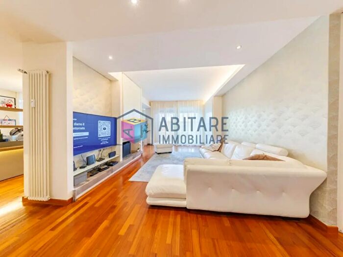Appartamento con 9 locali in vendita in Livorno