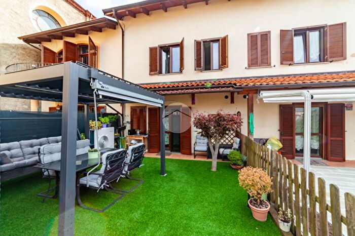 Casa con 6 locali in vendita in Via IV Novembre, La Cassa