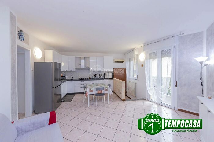 Appartamento trilocale in vendita in Via Partigiani, Vellezzo Bellini