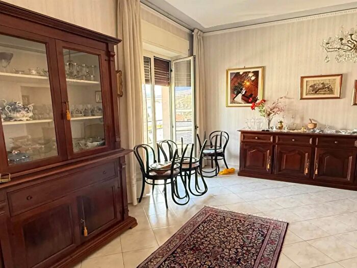 Appartamento con 6 locali in vendita in Via Pasquale Galluppi, Cosenza