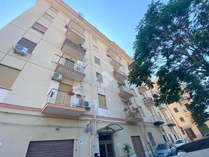 Appartamento trilocale in affitto in Via Giovambattista Caruso, Malaspina, Palermo