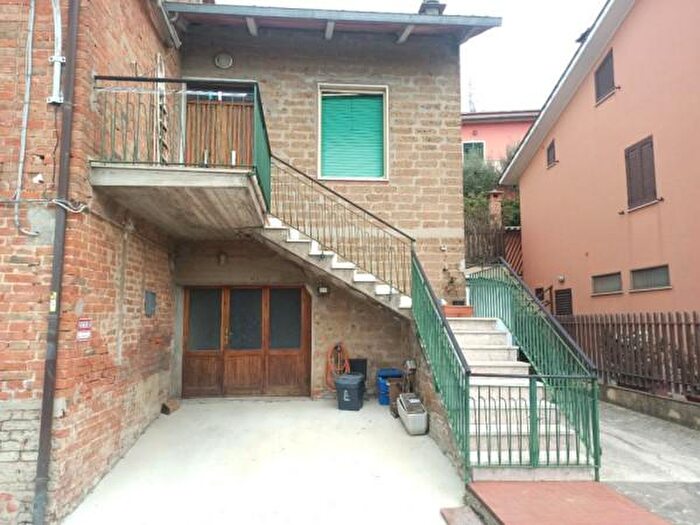 Casa quadrilocale in vendita in Castiglione Del Lago