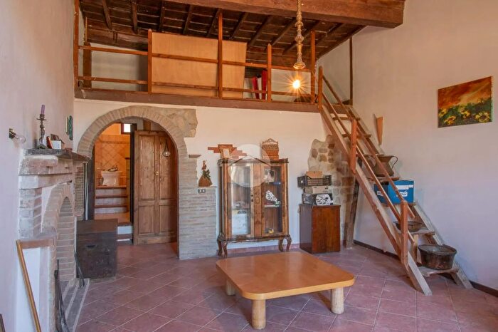 Appartamento con 7 locali in vendita in Via Giacomo Leopardi, Tarano