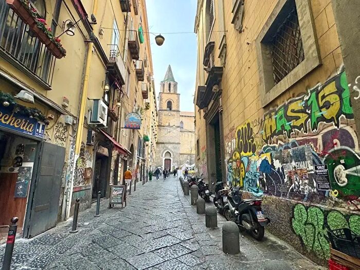 Appartamento con 5 locali in vendita in Piazza Luigi Miraglia, Napoli