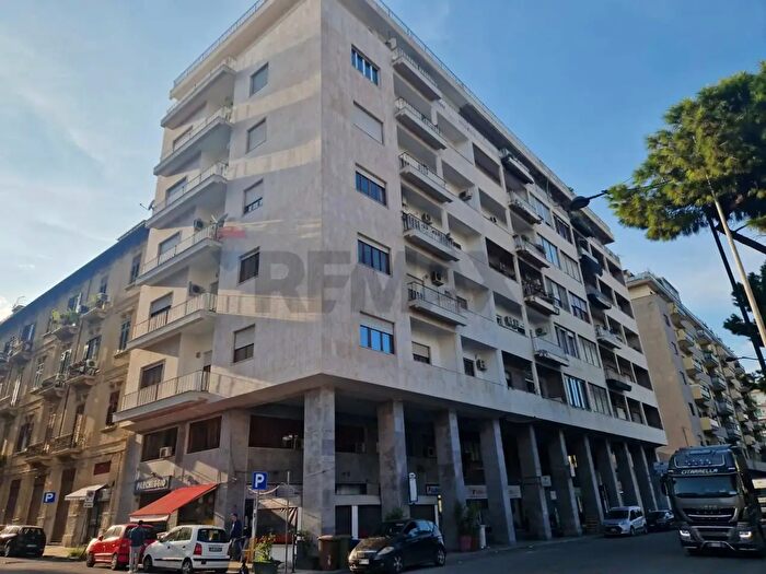Appartamento trilocale in vendita in Via Francesco Crispi, Palermo