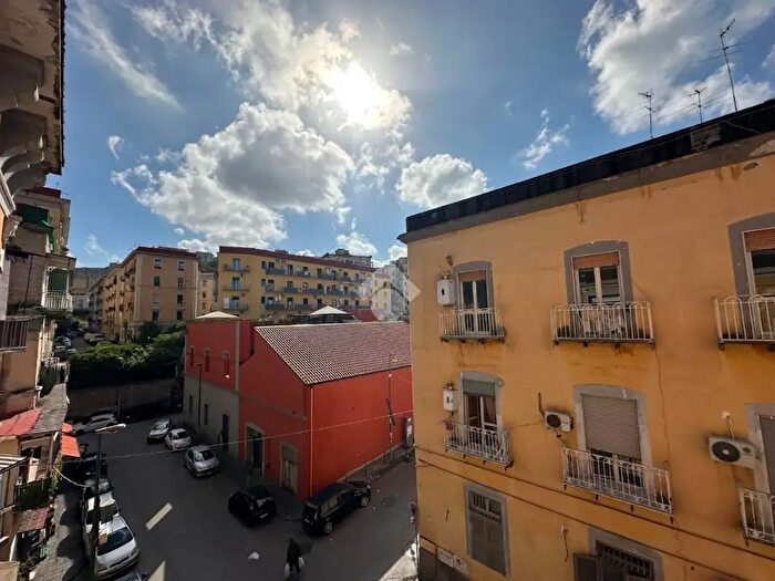 Appartamento trilocale in vendita in Via Giacomo Profumo, Napoli
