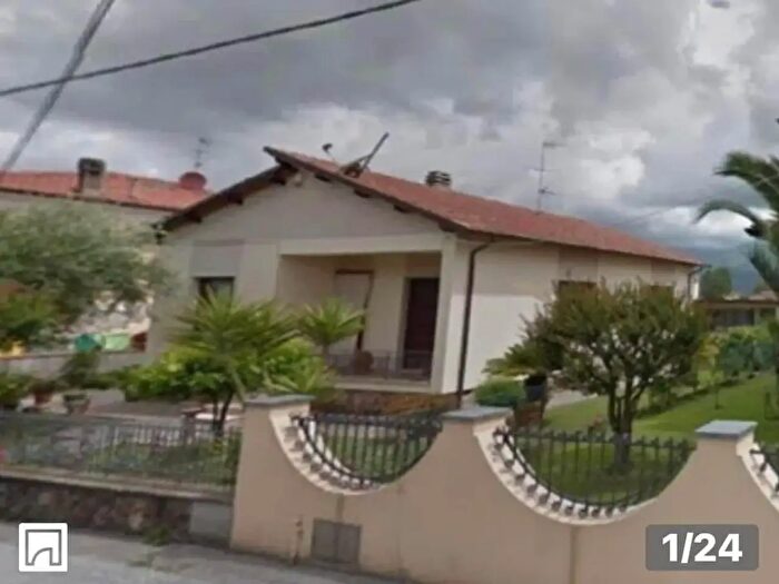 Appartamento con 6 locali in vendita in Via Amerigo Vespucci, Camaiore