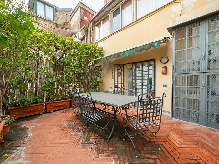 Appartamento con 8 locali in vendita in Via San Gregorio Armeno, Napoli