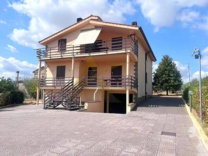 Casa con 7 locali in vendita in Velletri