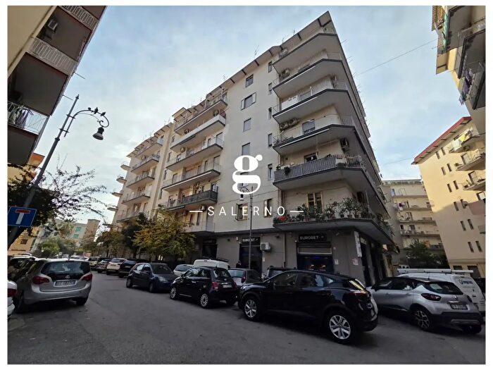 Appartamento quadrilocale in vendita in Via Giovan Battista Amendola, Salerno