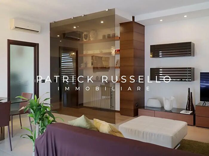 Appartamento con 6 locali in vendita in Via Lupi, Gela