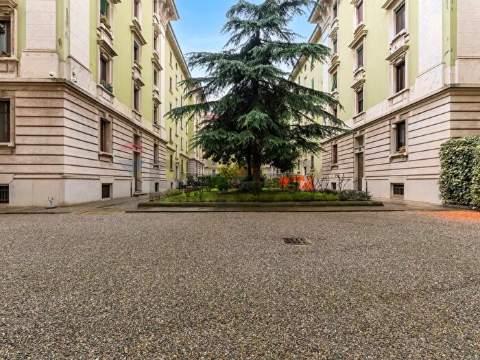 Appartamento trilocale in vendita in Via Laurana, Milano