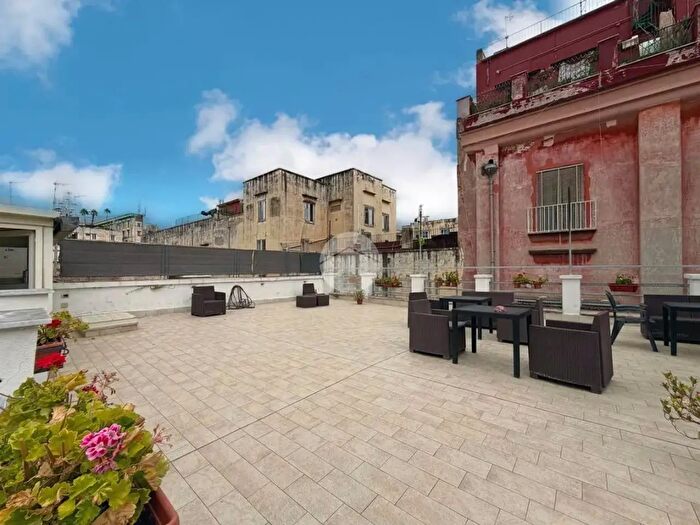 Appartamento con 5 locali in vendita in Vico San Domenico Soriano, Napoli
