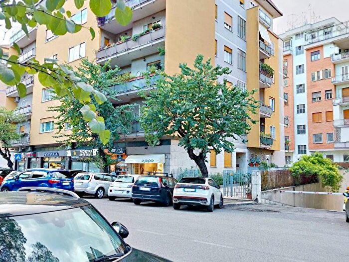 Appartamento con 5 locali in affitto in Fleming, Roma