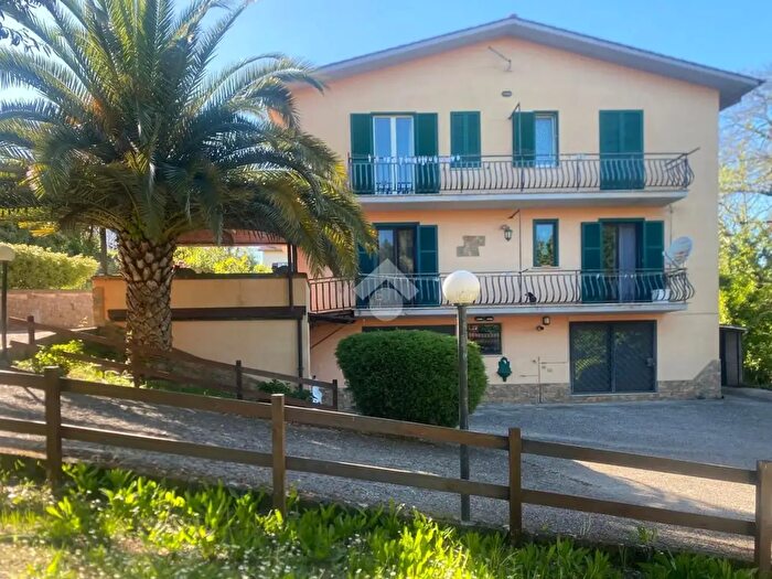 Casa quadrilocale in vendita in Via Pometo, Carbognano