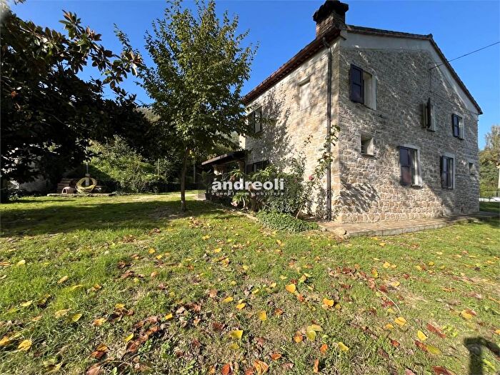 Casa con 7 locali in vendita in Maiolati Spontini