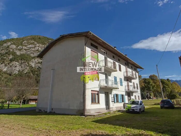 Appartamento con 14 locali in vendita in Via Pinedo, Claut
