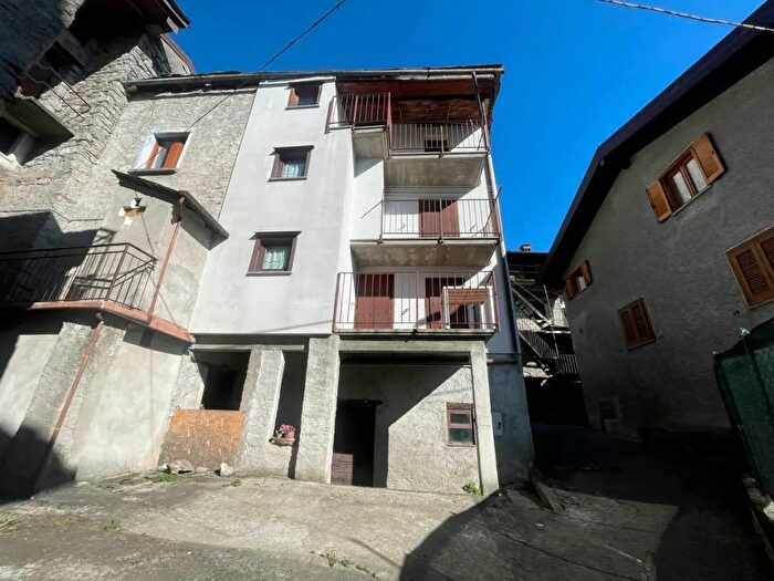 Casa con 6 locali in vendita in Civo
