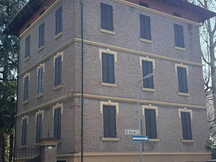 Appartamento con 15 locali in vendita in Modena