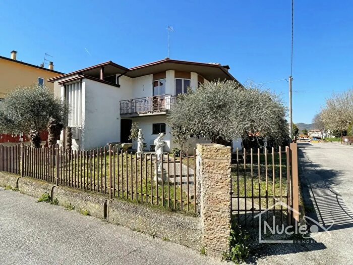 Casa con 5 locali in vendita in Due Carrare