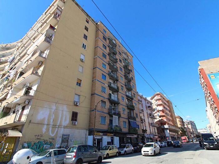 Appartamento trilocale in affitto in Corso Arnaldo Lucci, Garibaldi Ferrovia, Napoli