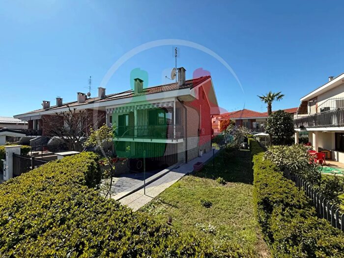 Casa con 8 locali in vendita in Via Einaudi, None