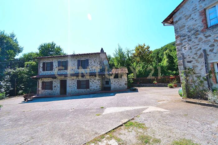 Casa con 9 locali in vendita in Frazione Colognora Snc, Pescaglia
