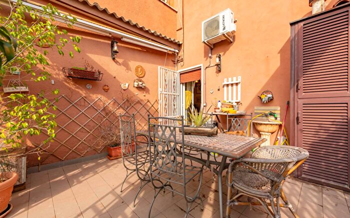 Appartamento trilocale in vendita in Via Pope Generoso, Roma