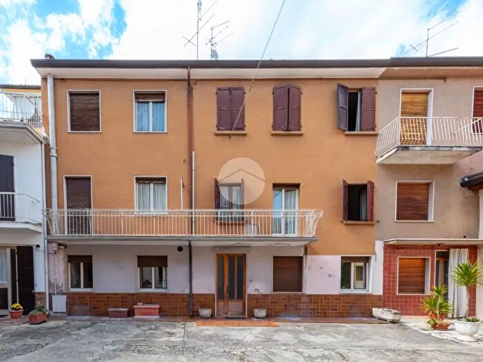 Casa quadrilocale in vendita in Via Italo Montemezzi, Bussolengo