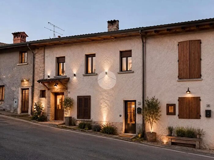 Casa con 5 locali in vendita in Via Maestrini, Ome
