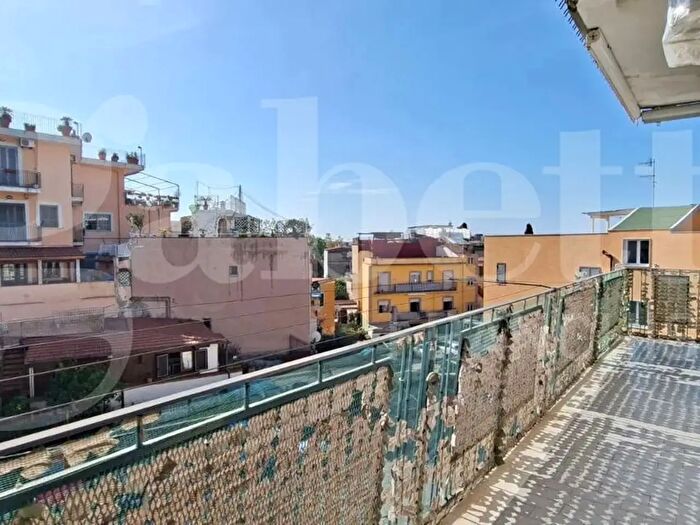 Appartamento trilocale in vendita in Via Girone, Pozzuoli