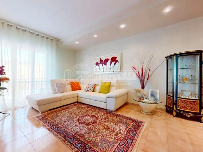 Appartamento trilocale in vendita in Via Fratelli Rosati, Gioia Del Colle