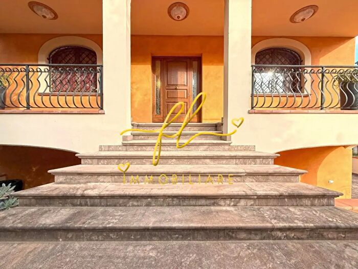 Casa con 8 locali in vendita in Cecina