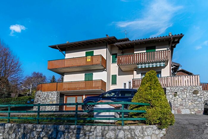 Appartamento trilocale in vendita in Via Cornagera, Selvino