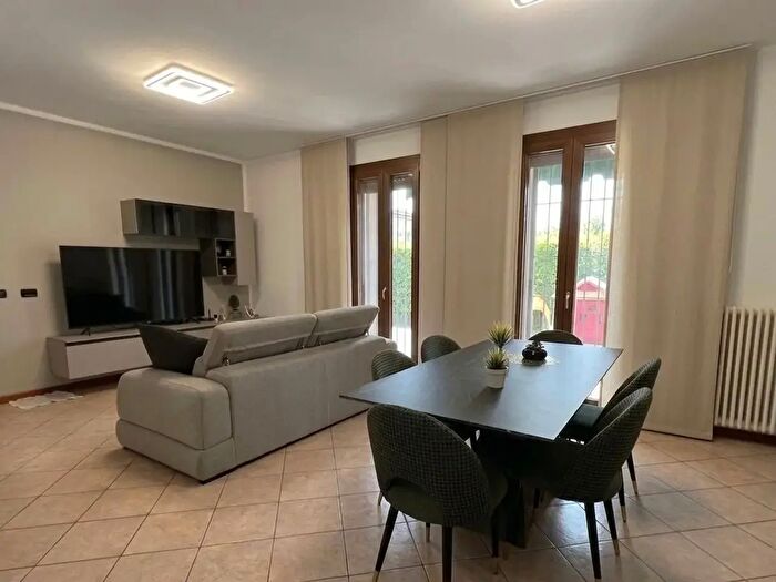 Appartamento trilocale in vendita in Via Roma Snc, Badia Polesine