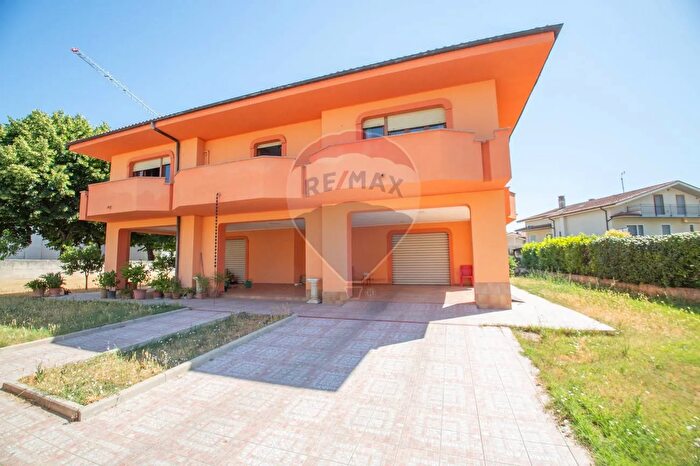 Casa con 5 locali in vendita in Via Sangro, Chieti