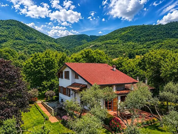 Appartamento con 9 locali in vendita in Casola In Lunigiana