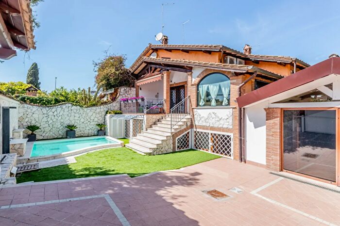 Casa con 8 locali in vendita in Via di Val Floriana, Roma