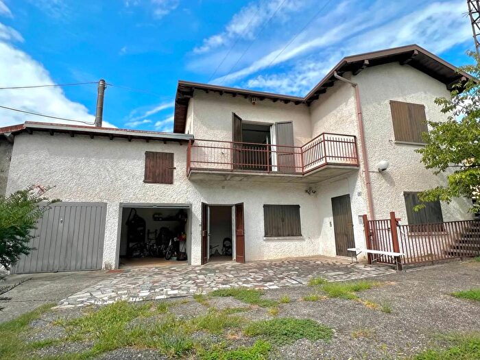 Casa trilocale in vendita in Via FontanaPianico, Pianico