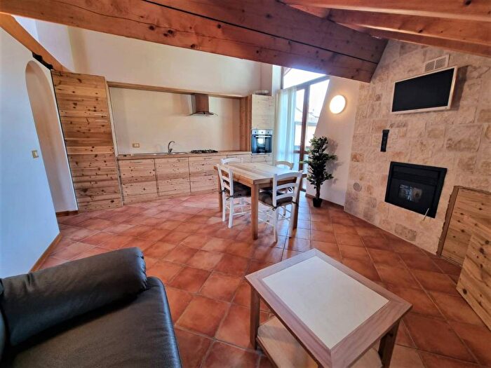 Appartamento trilocale in affitto in Centro, Roana