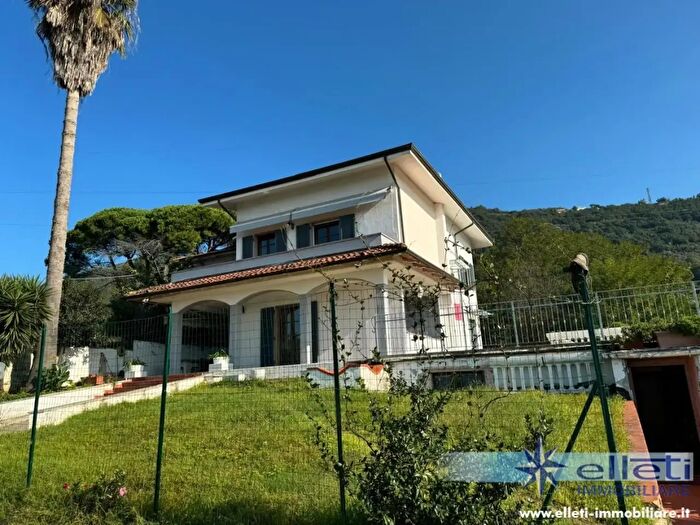 Casa con 9 locali in vendita in Carrara