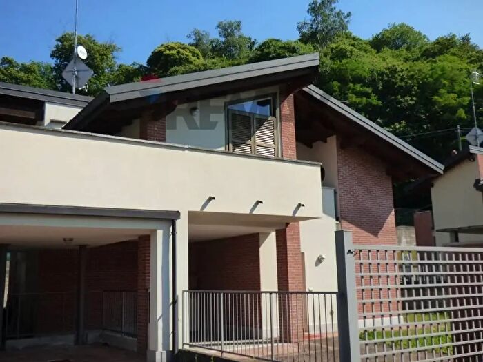 Appartamento trilocale in vendita in Via per Sarigo, Castelveccana