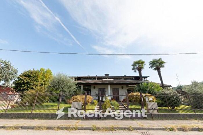 Casa con 6 locali in vendita in Via E H Grieg, Saronno