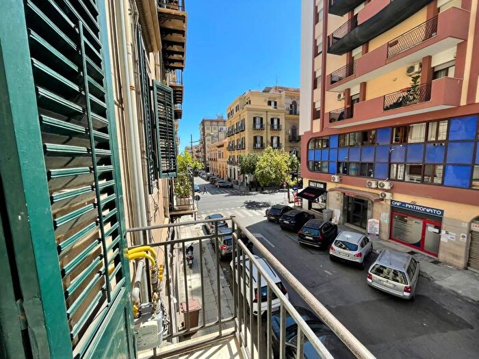 Appartamento con 5 locali in affitto in Via Ammiraglio Gravina, Politeama Ruggiero Settimo, Palermo