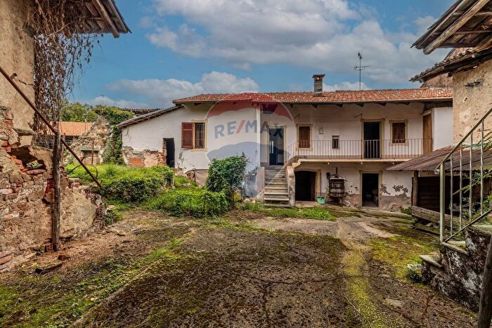 Casa con 5 locali in vendita in Frazione San Nicolao Snc, Curino
